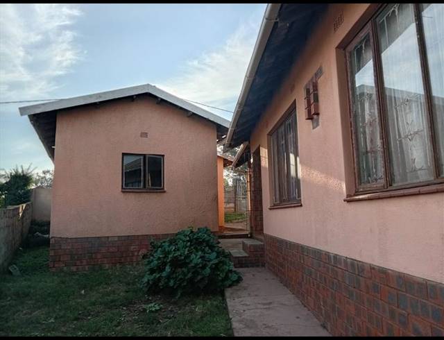 3 BEDROOM HOUSE FOR SALE IN NGWELEZANA